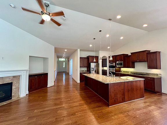 5th image of 3875 Cameron Dr NE
