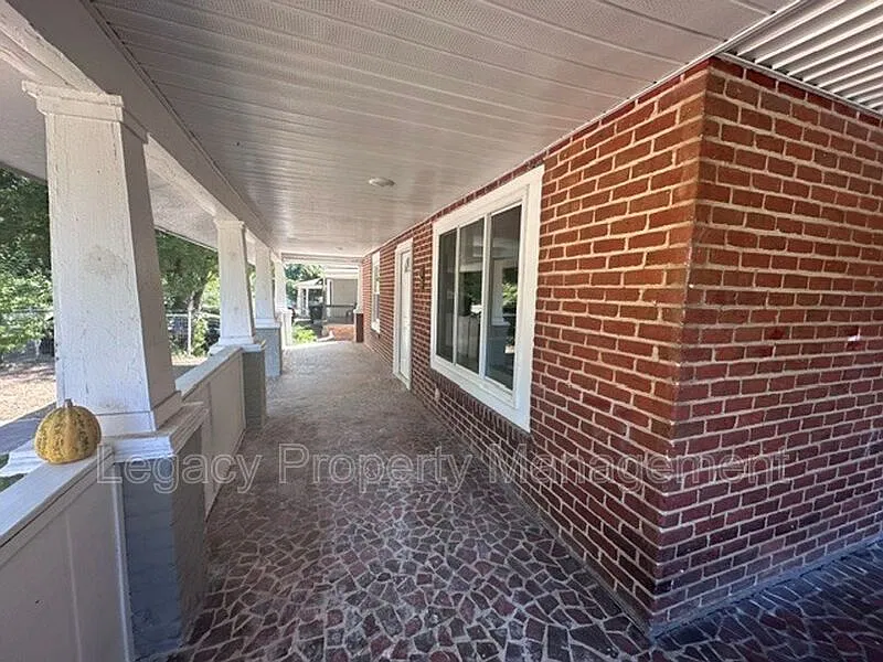 4 bed, 2.0 bath, 1800 sqft, $1,750 — Photo 2