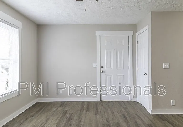136 Kingsridge Dr — Photo 2