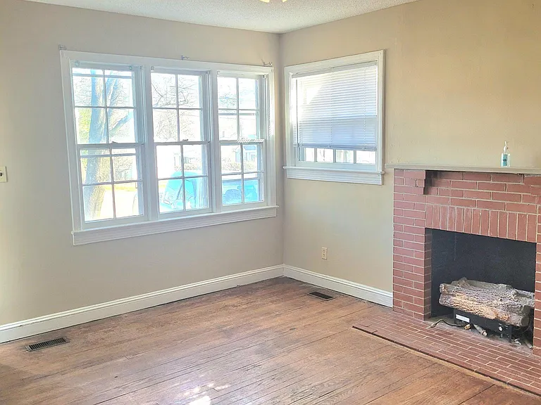 624 E Whitaker Mill Rd — Photo 2