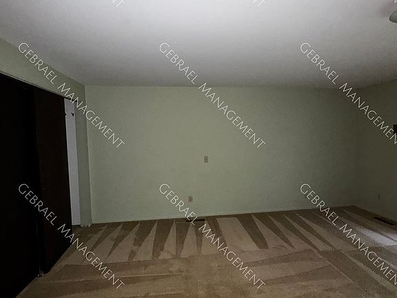 3rd image of 527 Oakbrook Cir