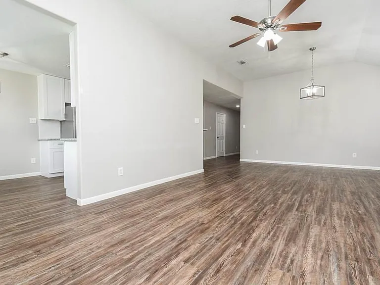 2519 Fox River Ln — Photo 13