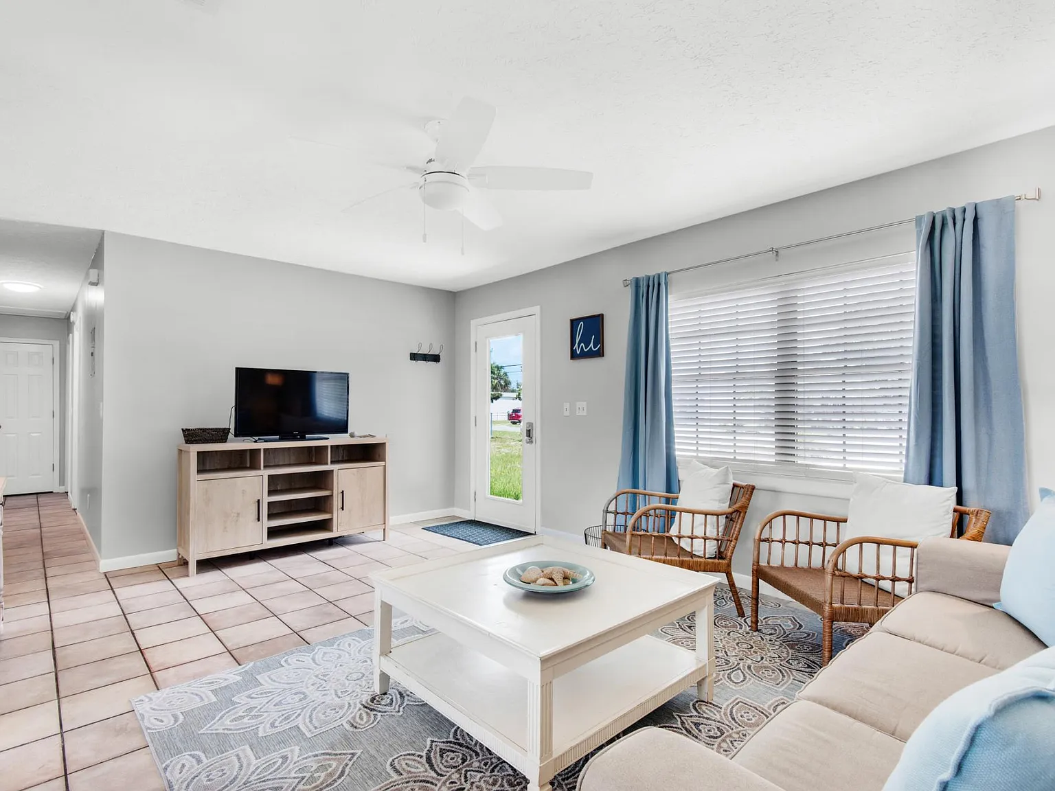3 bed, 1300 sqft, $2,200 — Photo 1