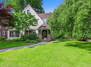 25 Roslyn Rd, Grosse Pointe Shores, MI 48236