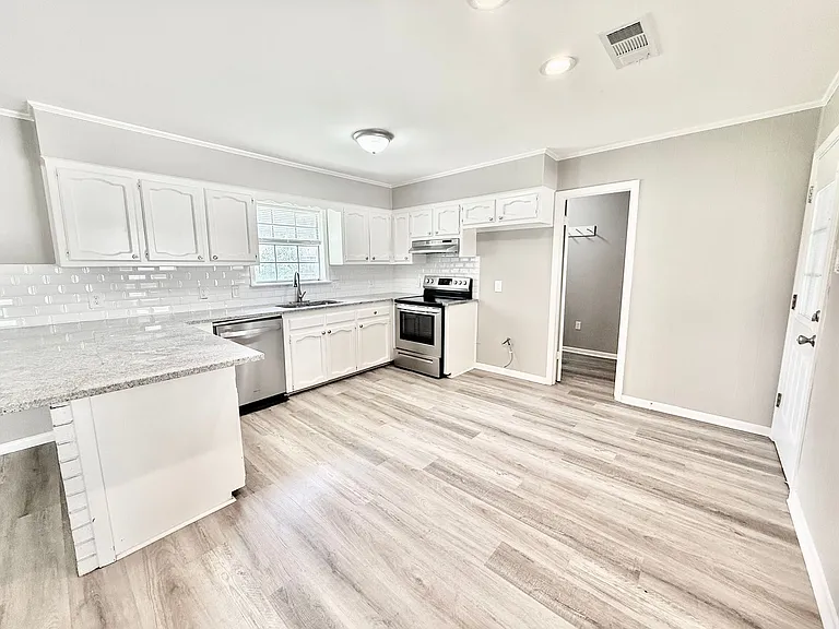 16820 Dahlgren Ave — Photo 2