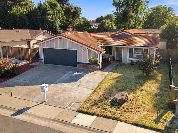 3rd image of 2887 Azevedo Dr