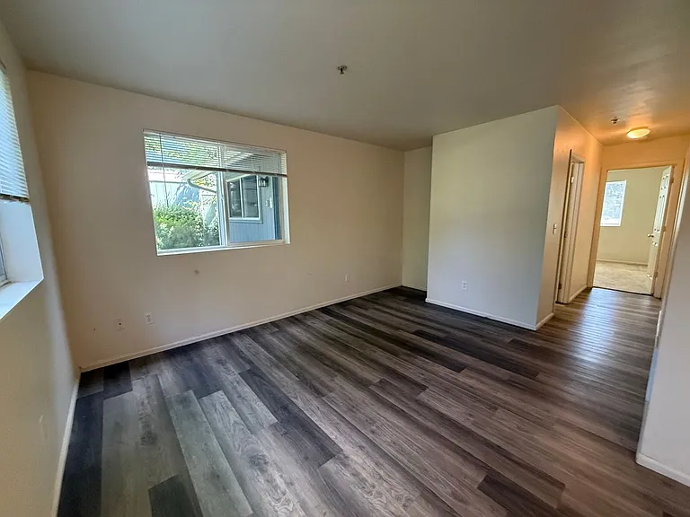 1015 SE 4th St #10 — Photo 6