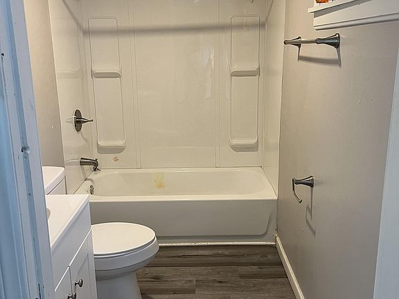 4th image of 402 Lincoln Dr #D