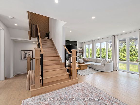 3rd image of 372 Manhattan Dr