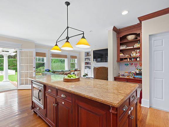 3rd image of 27 Huntting Ln