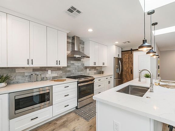 3rd image of 2940 E Avalon Dr