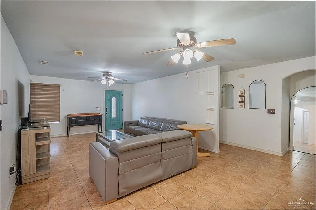3 bed, 2.0 bath, 3264 sqft, $1,700 — Photo 3