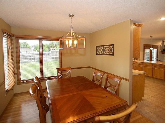 5th image of 1102 NW Cedarwood Dr