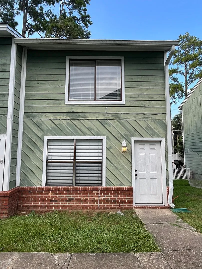 Large 2/1.5 Townhouse Minutes From FSU...Available August 20, 2026. — Photo 1