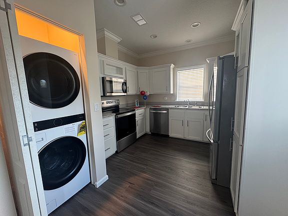 2nd image of 176 Windsor Ct #176