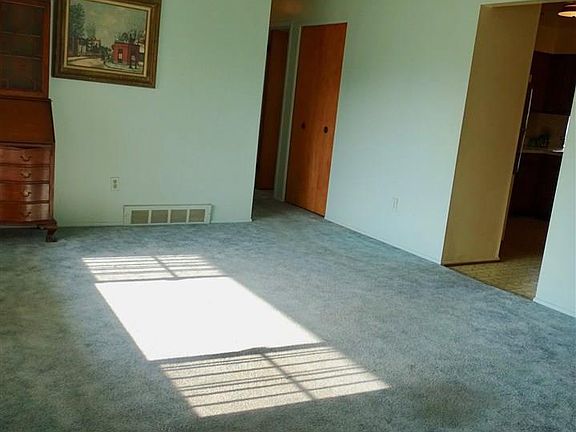 4th image of 30704 Glenwood Cir