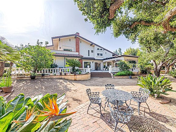 2nd image of 1737 Gainsborough Rd