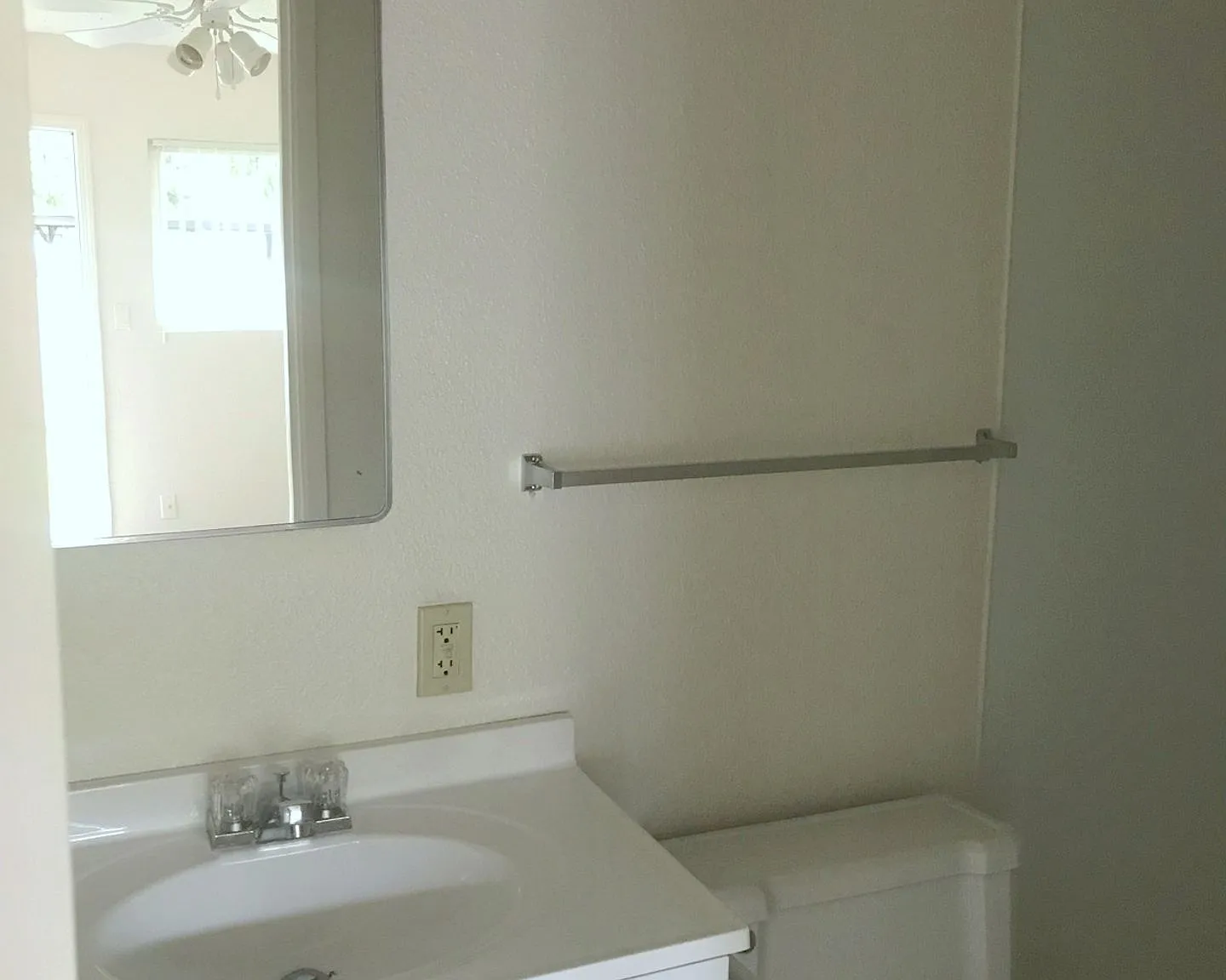 2 bedroom 1.5 bathroom townhouse — Photo 4