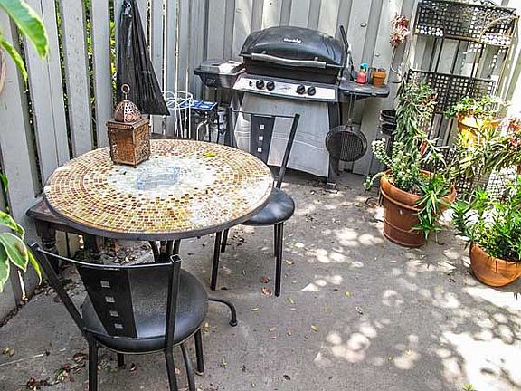 4th image of 11945 Kling St