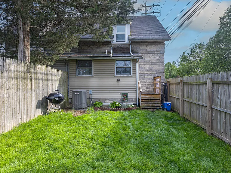 957 W 6th St — Photo 22