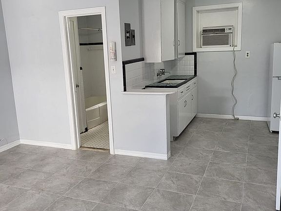 3rd image of 224 W 22nd St #228