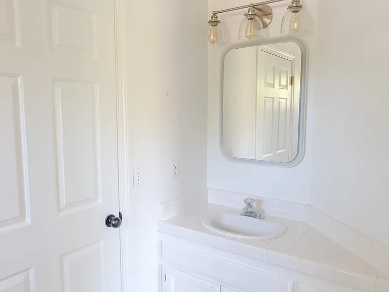 652 Charleston Ct — Photo 25