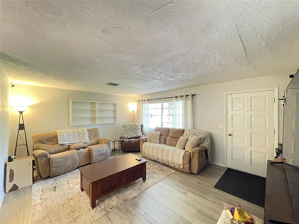 2 bed, 1.5 bath, 932 sqft, $1,450 — Photo 2