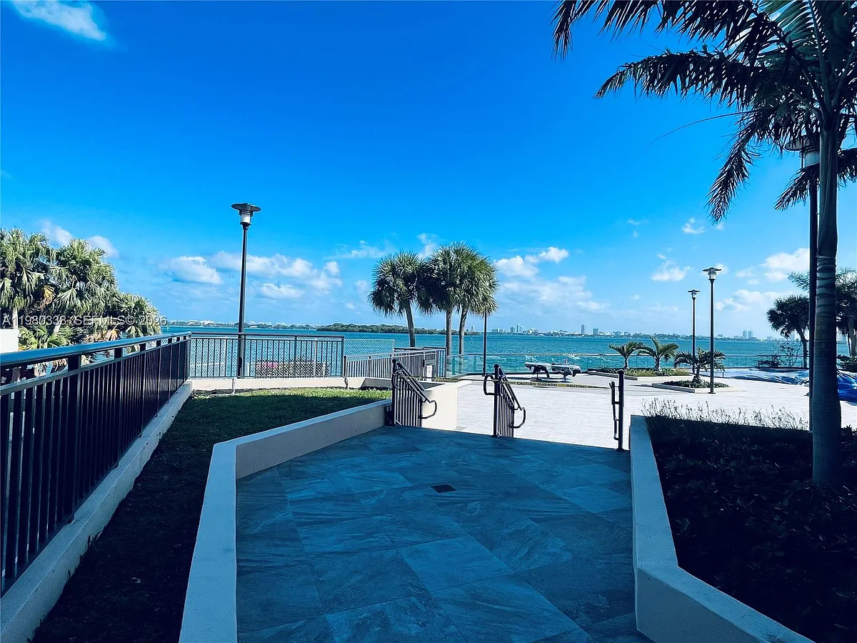 Building Photo - 11111 Biscayne Blvd #4E