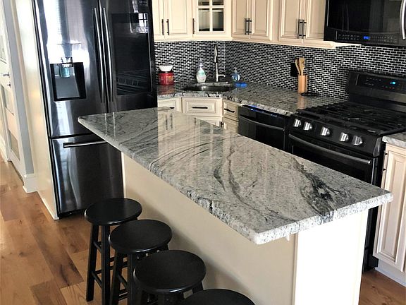 5th image of 245 Jewett Ave #2