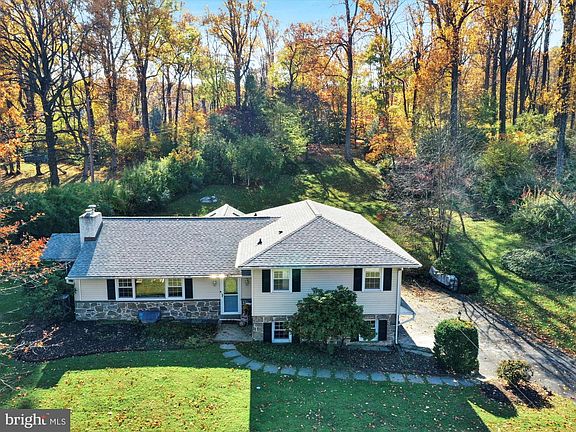 2nd image of 40 Beacon Hill Ln