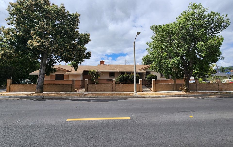 1st image of 1020 W 10th St