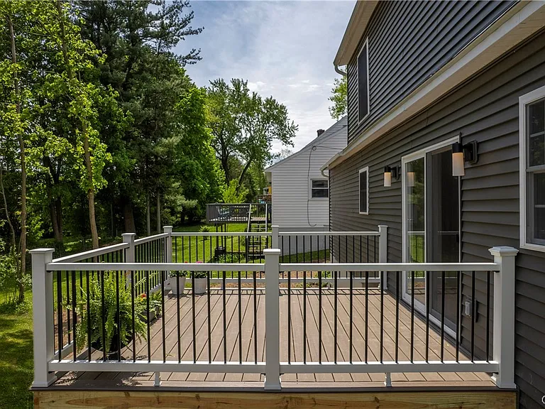 8 Terrace Hill Dr — Photo 5