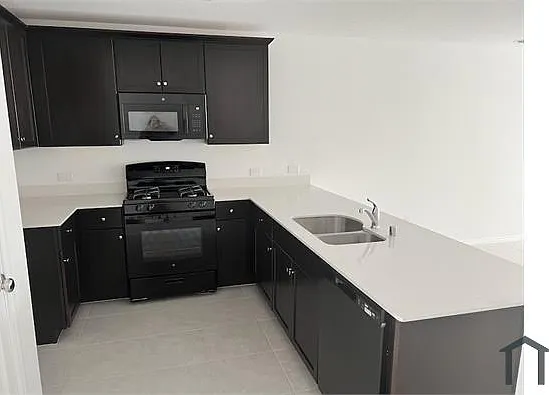 2649 Kingsman Dr — Photo 2