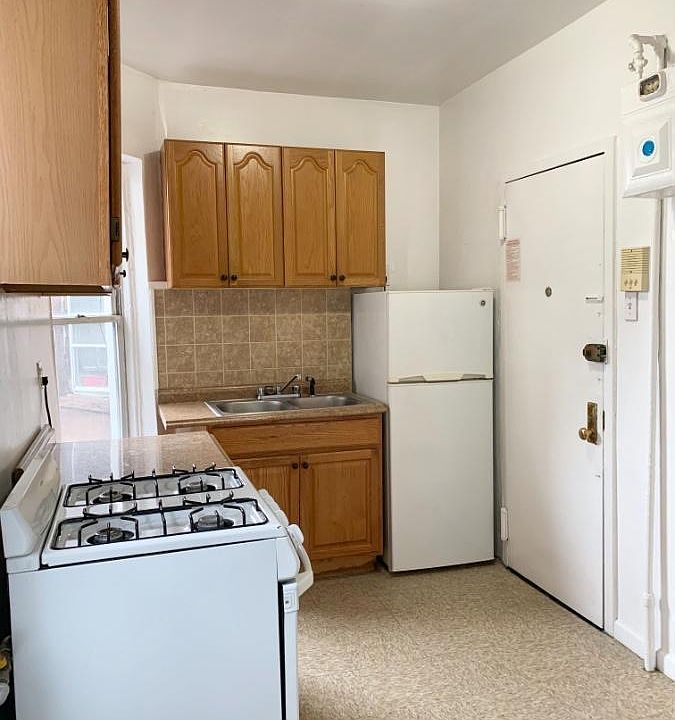1st image of 540 W 47th St APT 19