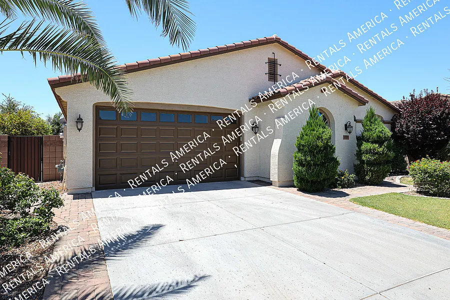 Stunning 5 Bed, 3 Bath Single-Level in Fulton Ranch — Photo 4