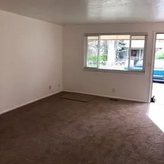 906 W Victory Rd — Photo 3