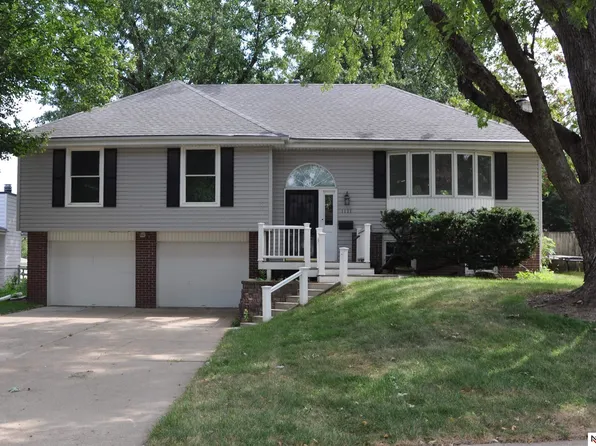 1111 Laport Dr, Papillion, NE 68046