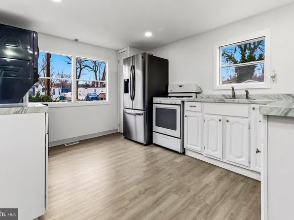 6 Marathon Dr, Mantua, NJ 08051