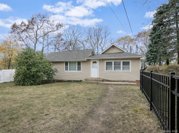 8 Evergreen Road, Rocky Point, NY 11778