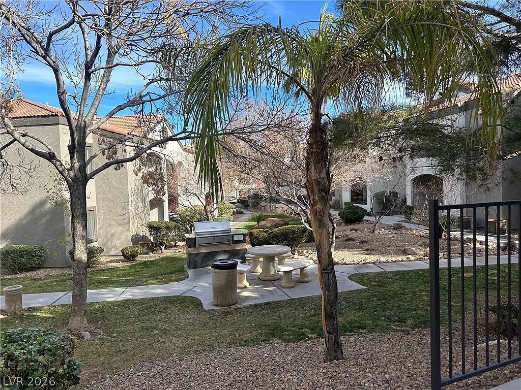 3 bed, 2.0 bath, 1159 sqft, $1,595 — Photo 2