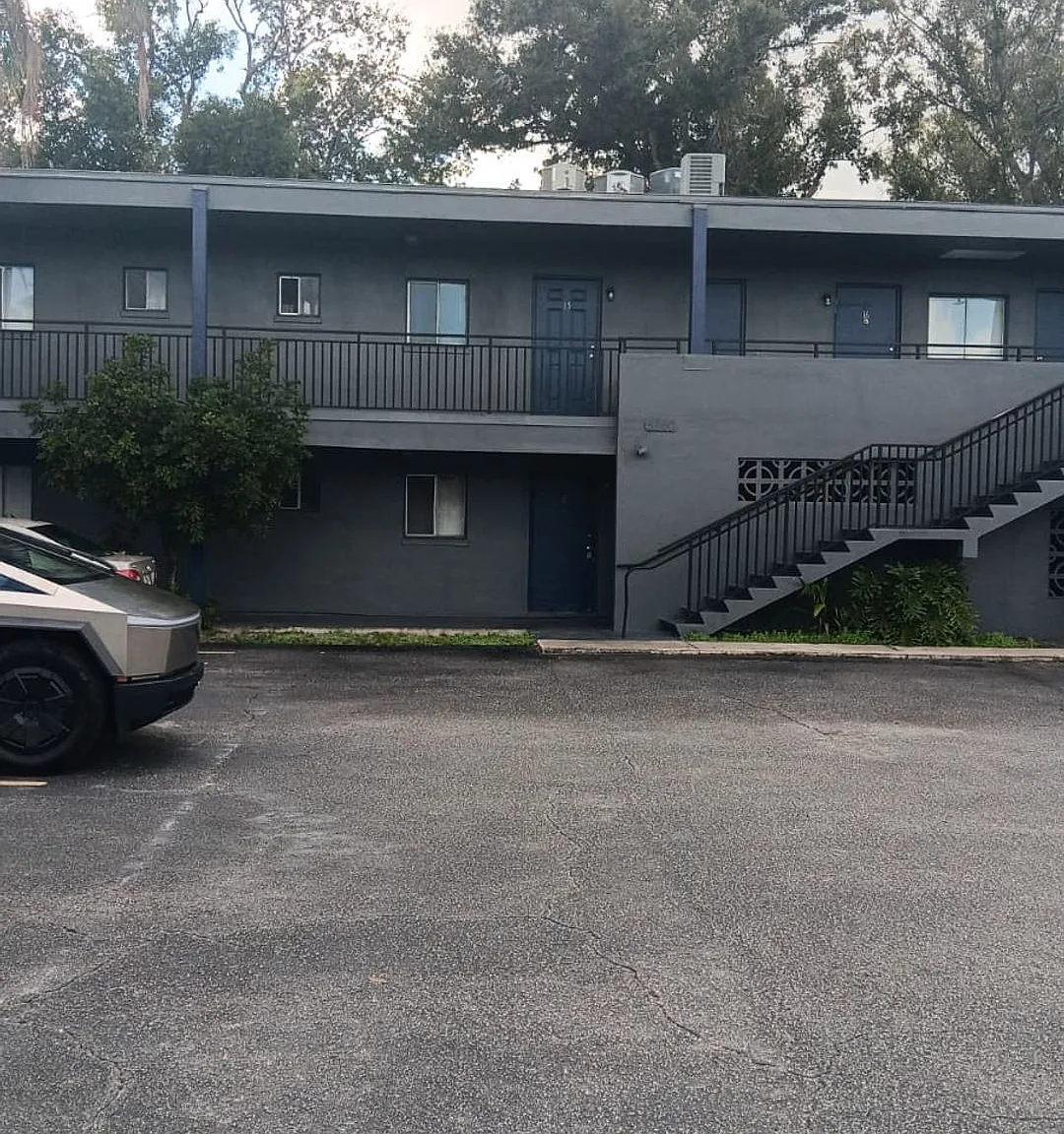 The Milano Manor Apartments — Photo 1