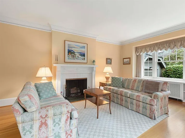 4 Marguerite St — Photo 3