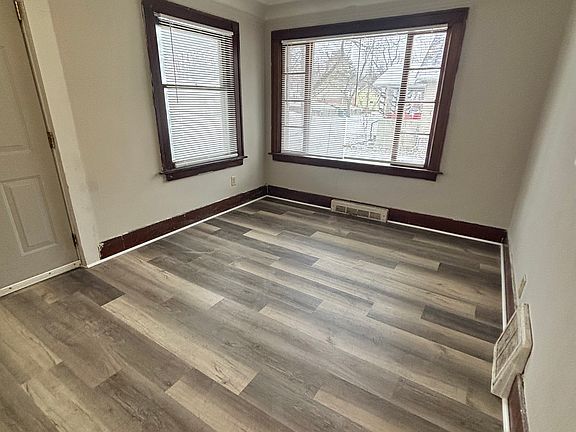 3rd image of 910 Dakin St