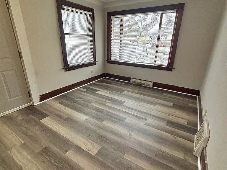 910 Dakin St — Photo 3
