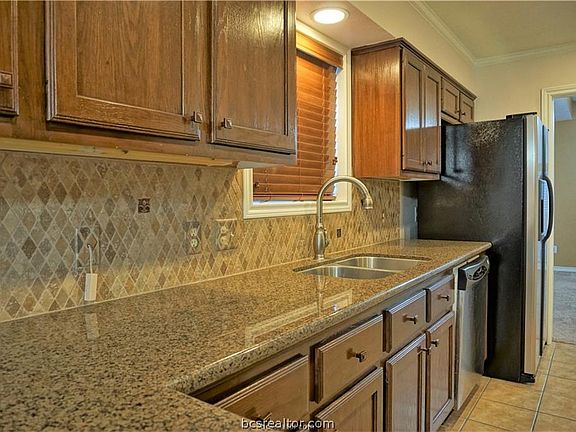 4th image of 1407 Front Royal Dr