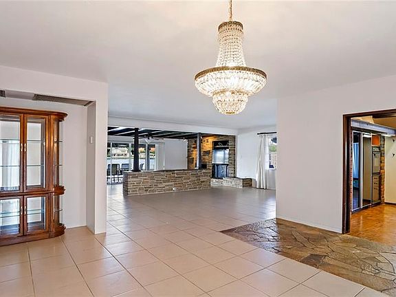 4th image of 826 Placido Way NE
