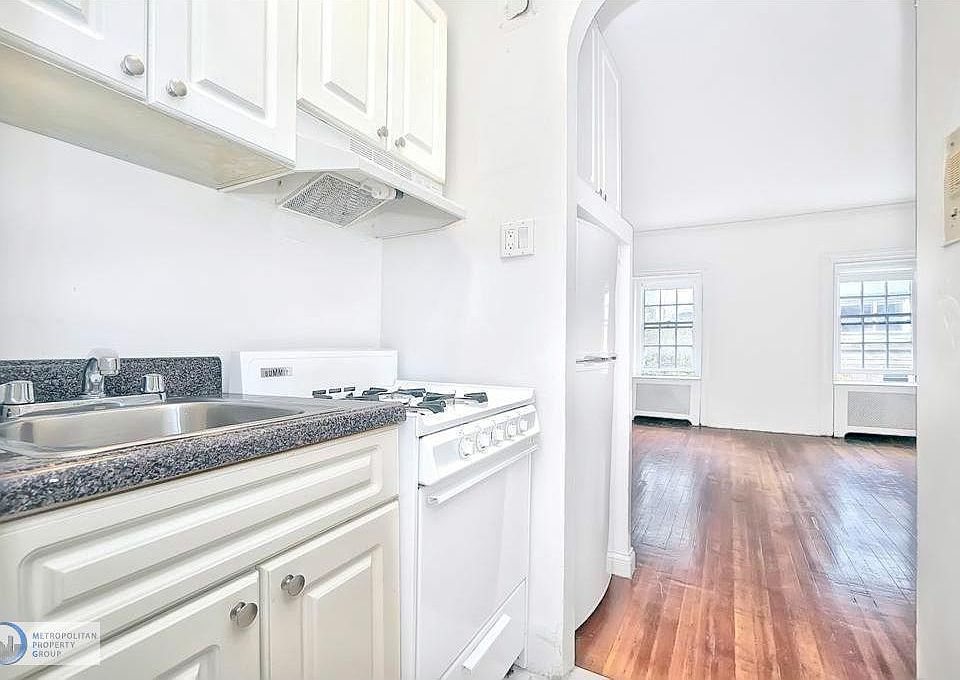 2nd image of 35 E 65th St APT 3A