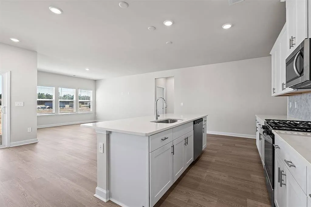 4 bed, 2001 sqft, $2,600 — Photo 4