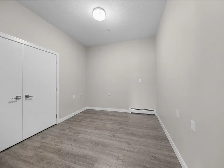 2110 Centre St N — Photo 26