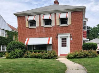 8716 Parkview Ct, Wauwatosa, WI 53226